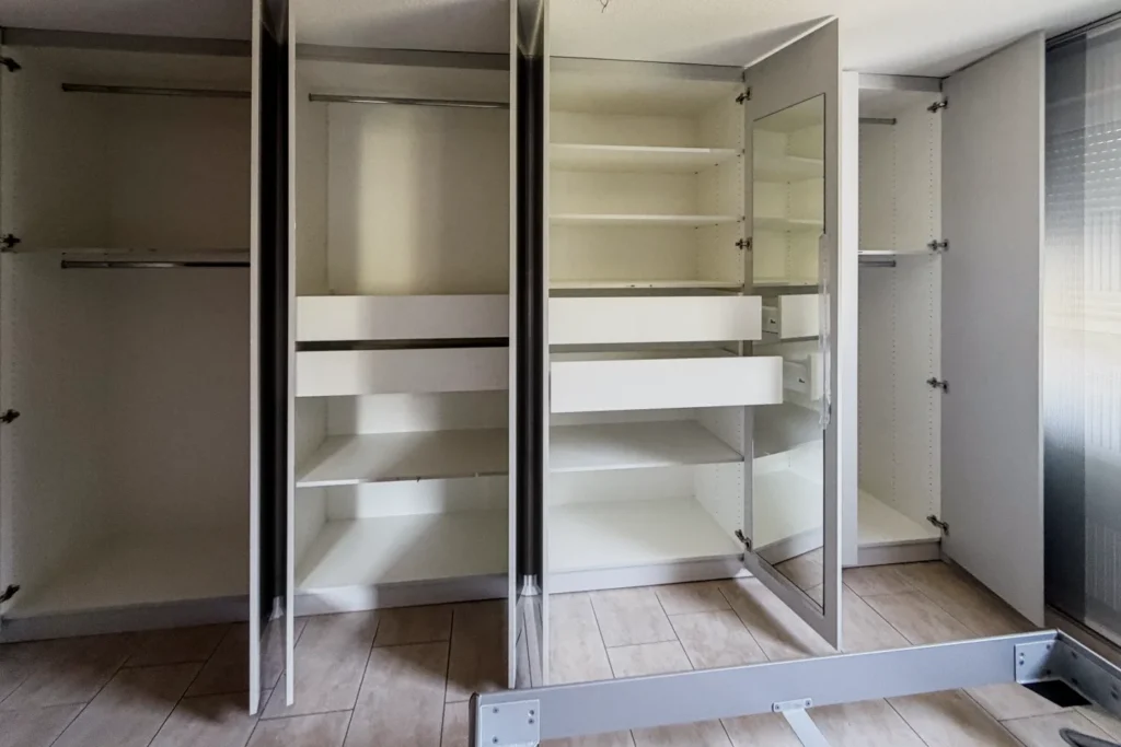 Offener Küchenschrank mit Einlegeböden, Schubladen und ausklappbaren Türen