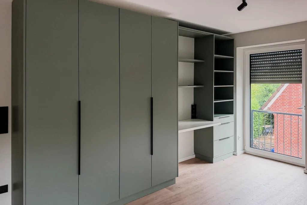 Graues Einbauschrank-Set mit offenen Regalfächern und Fenster im Raum