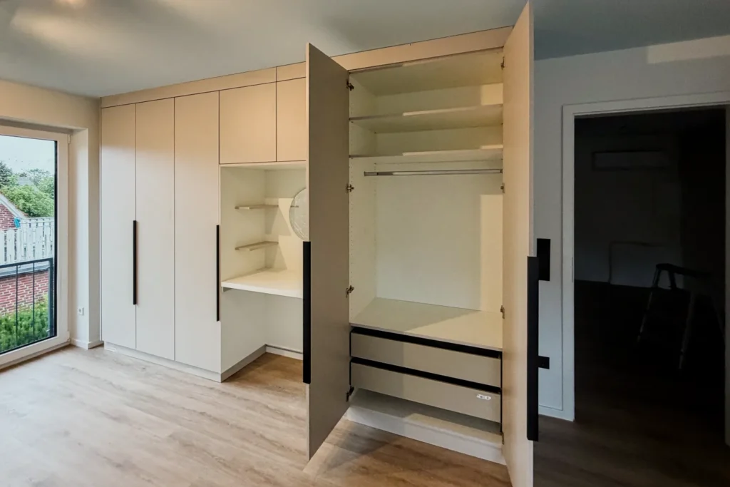 Küchenmöbel mit Hochschrank, offenen Nischen und ausziehbaren Schubladen in heller Frontausführung
