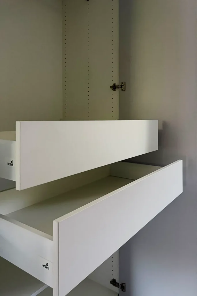 Weiße Küchenschubladen mit ausziehbarem Einsatz, verdeckten Scharnieren und Hettich-Logo