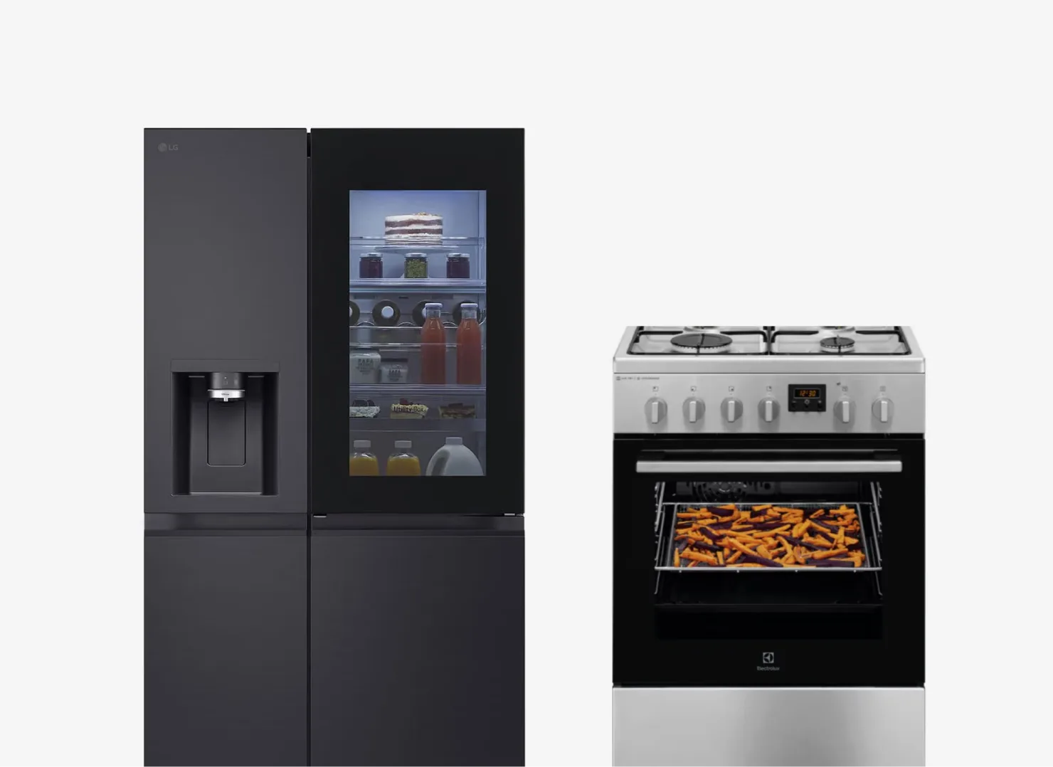 Schwarzer Kühlschrank mit Glastür und Elektroherd; Backofen mit belegtem Blech und Kochfeld darüber.